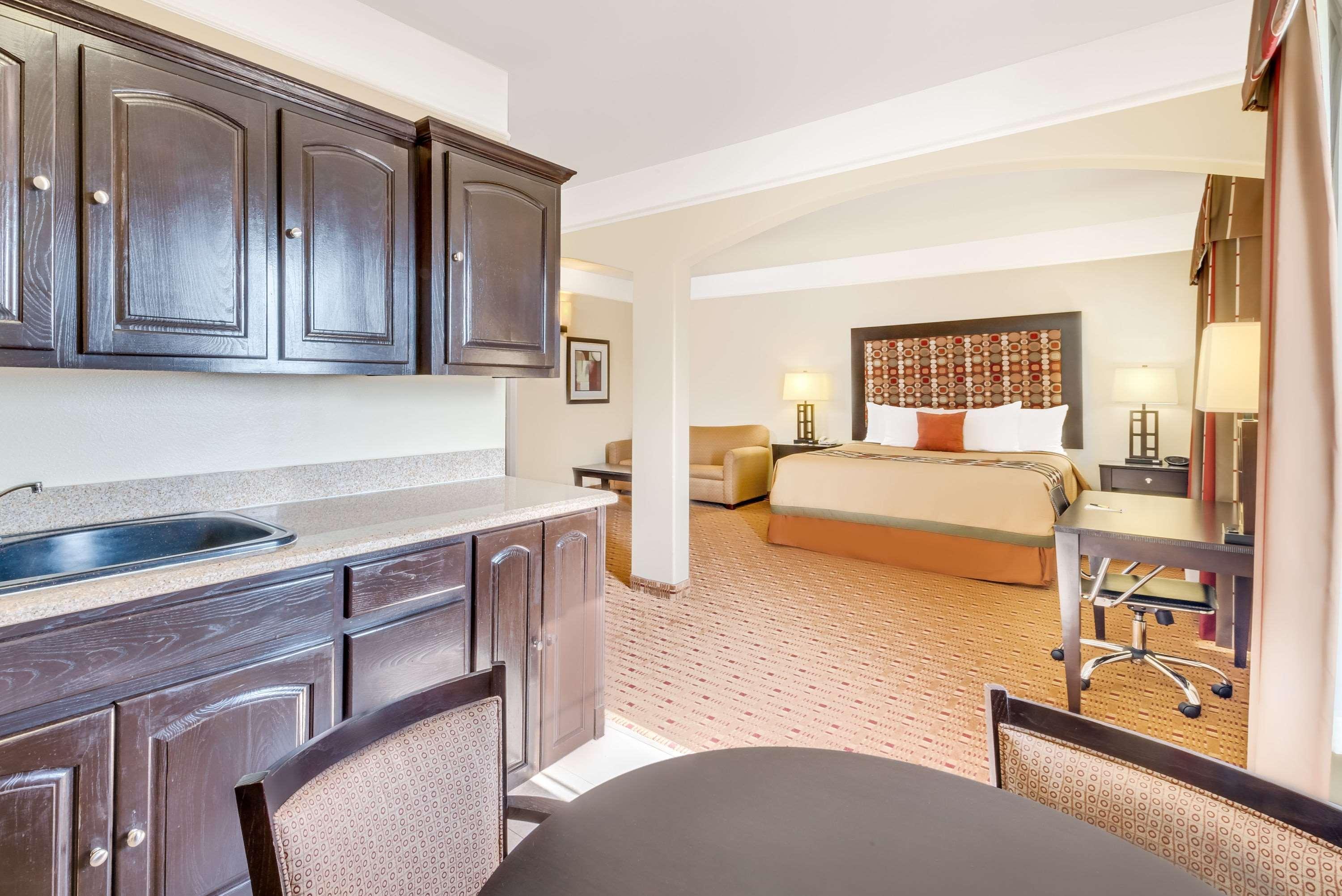 Super 8 By Wyndham Hidalgo At La Plaza Mall & Mcallen Airport Esterno foto
