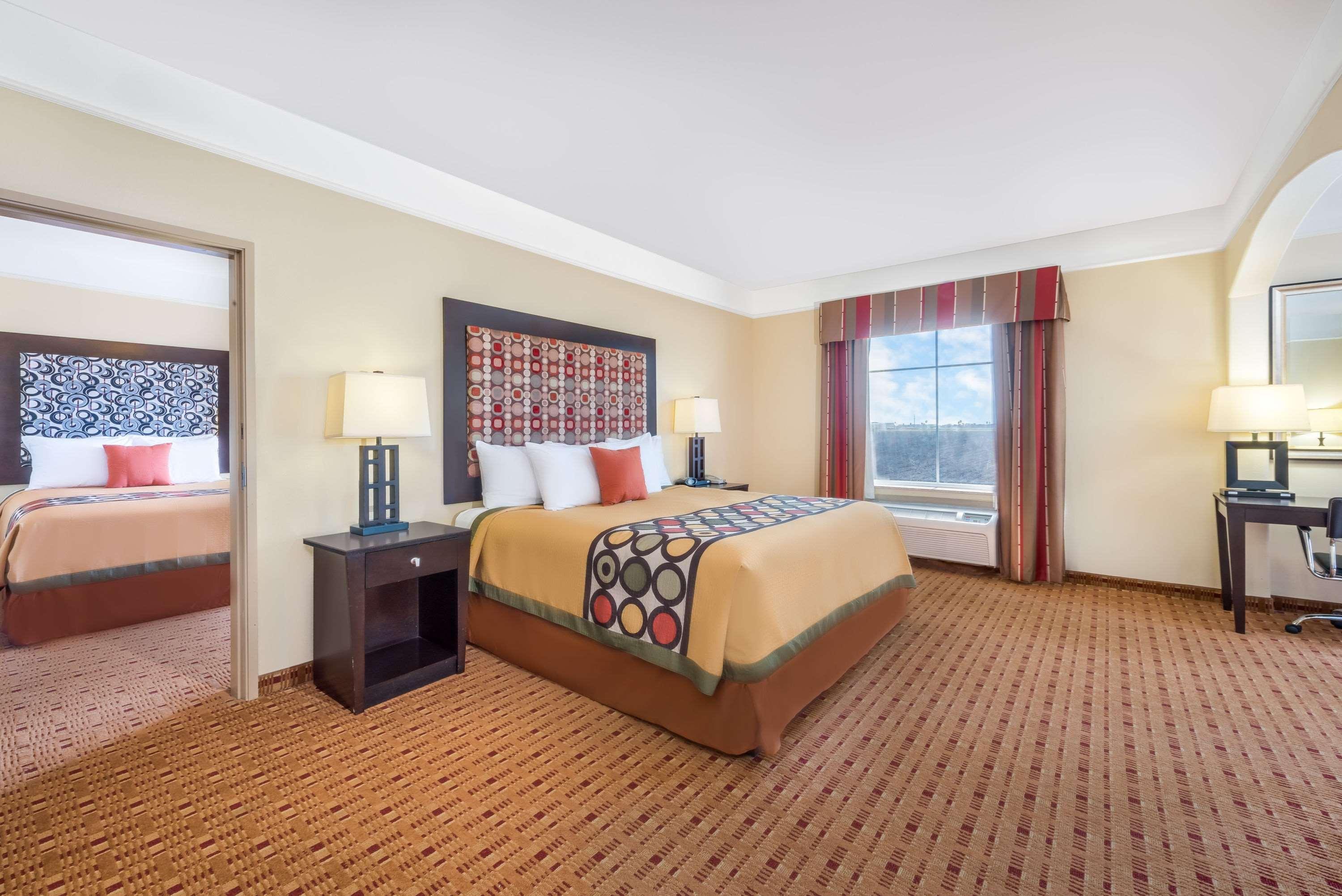 Super 8 By Wyndham Hidalgo At La Plaza Mall & Mcallen Airport Esterno foto