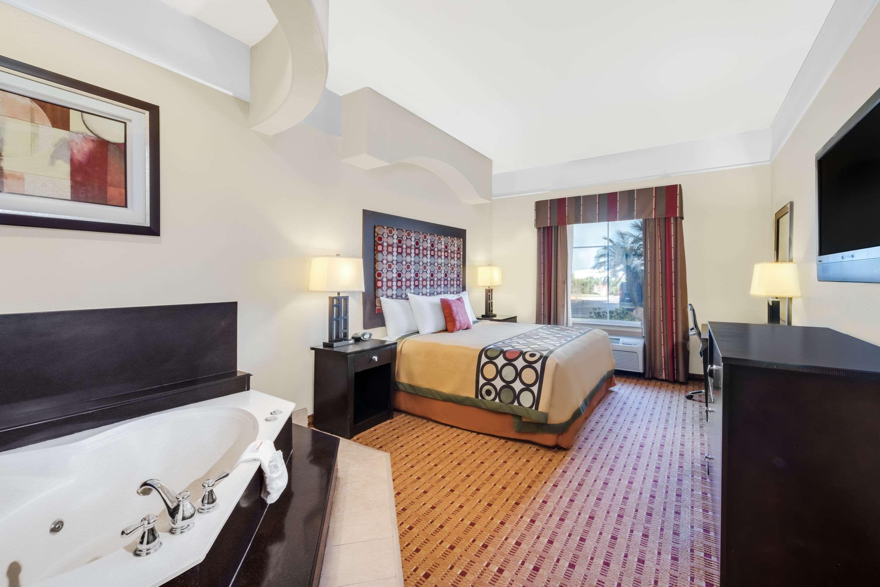 Super 8 By Wyndham Hidalgo At La Plaza Mall & Mcallen Airport Esterno foto