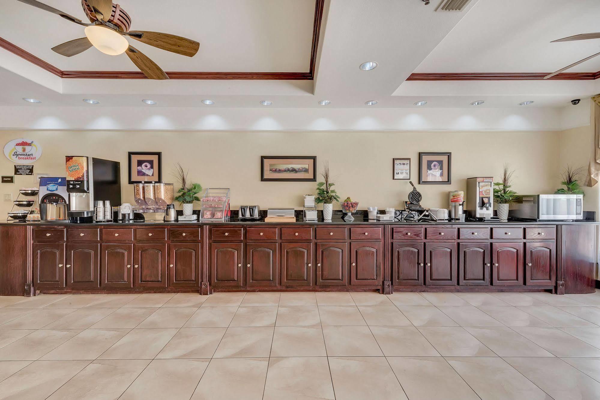 Super 8 By Wyndham Hidalgo At La Plaza Mall & Mcallen Airport Esterno foto