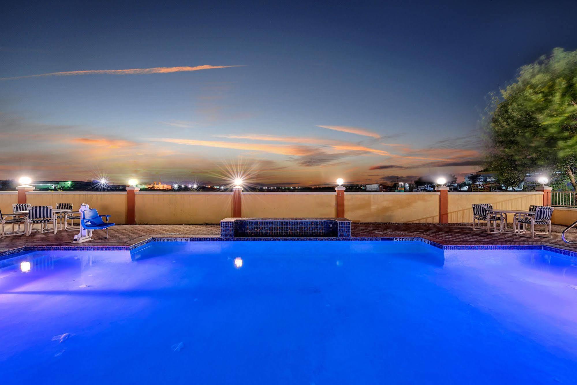 Super 8 By Wyndham Hidalgo At La Plaza Mall & Mcallen Airport Esterno foto