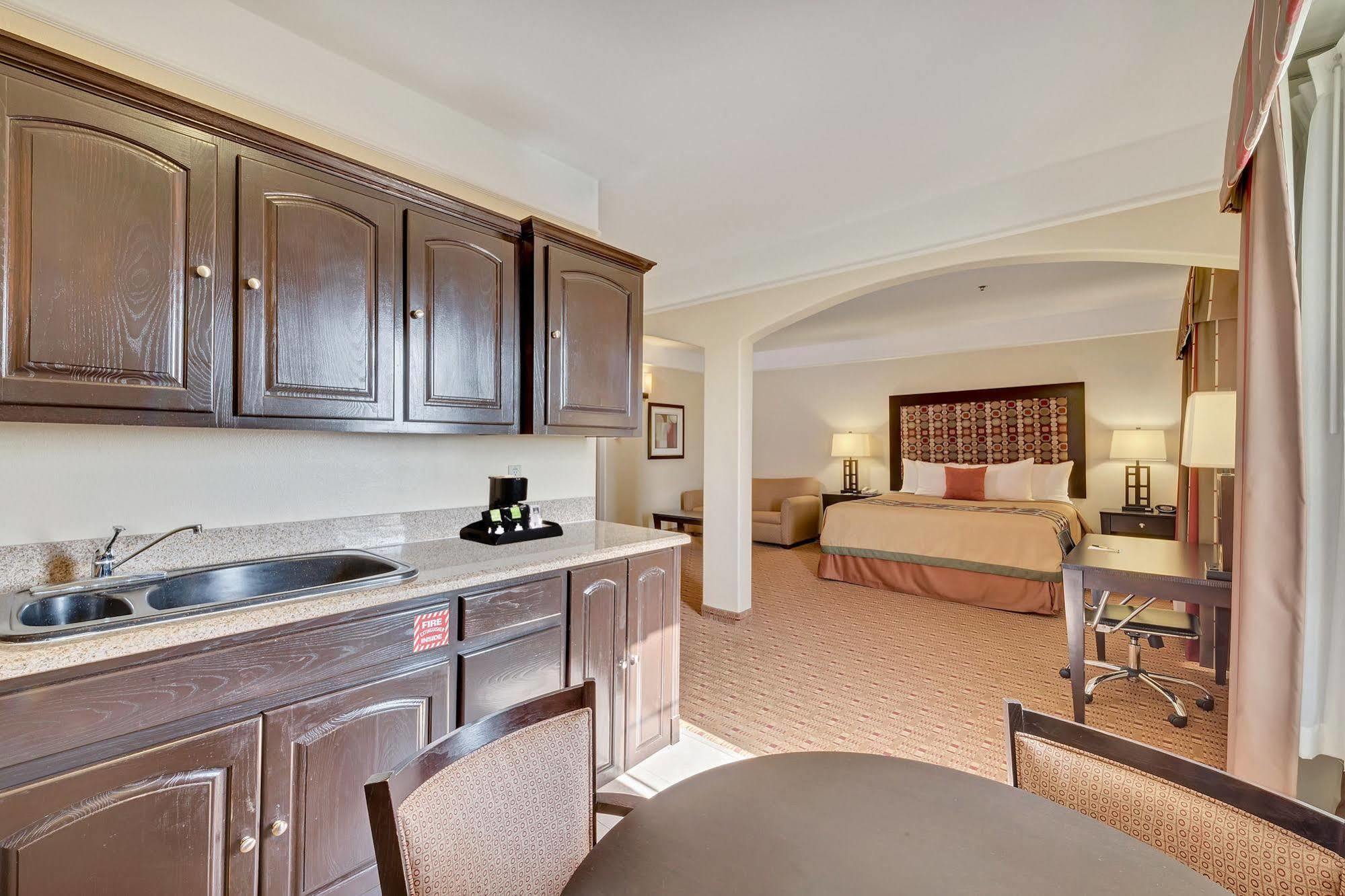 Super 8 By Wyndham Hidalgo At La Plaza Mall & Mcallen Airport Esterno foto